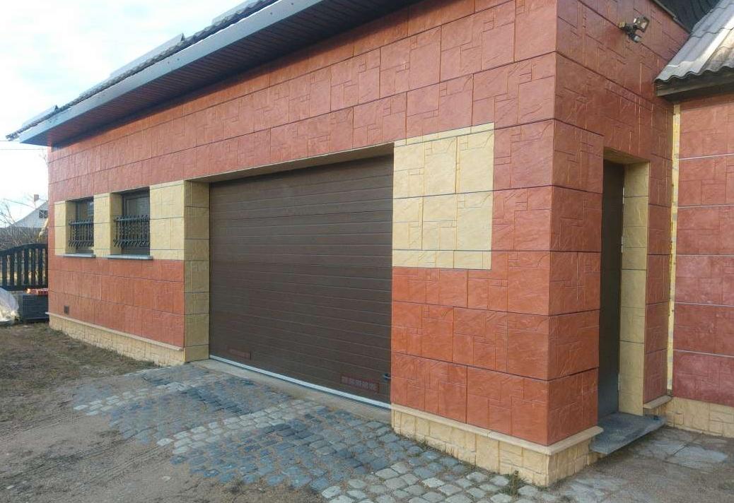 Facing the facade of a house with building blocks